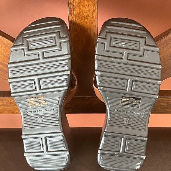 Lower East Side Sandals in a size 7 1/2 - Picture 13 of 17